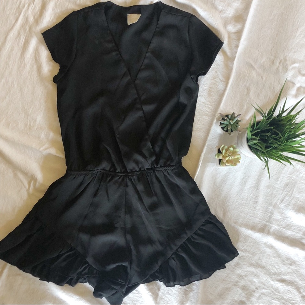 HELLO MOLLY ruffle romper ♥️